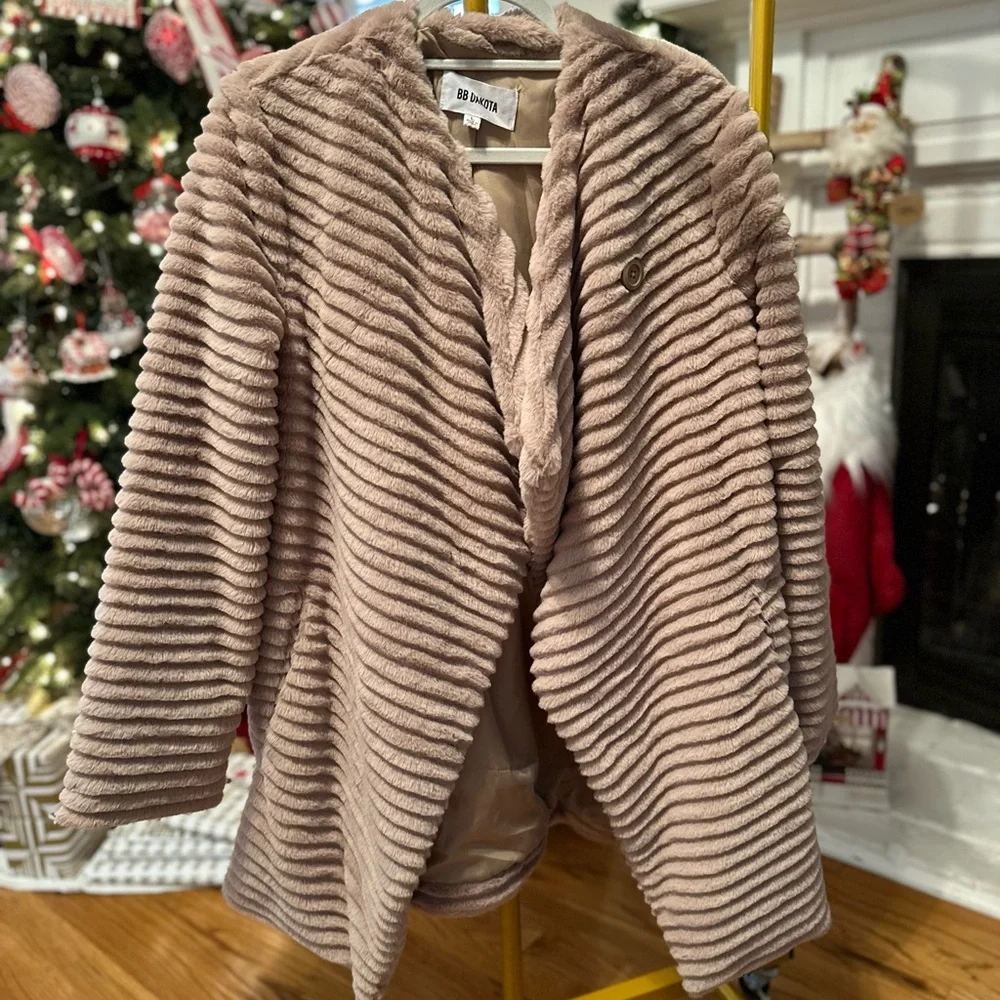 BB Dakota Tan Faux Fur Jacket - Picture 3 of 7